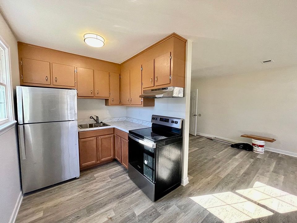 1st image of 902B Pine Ave