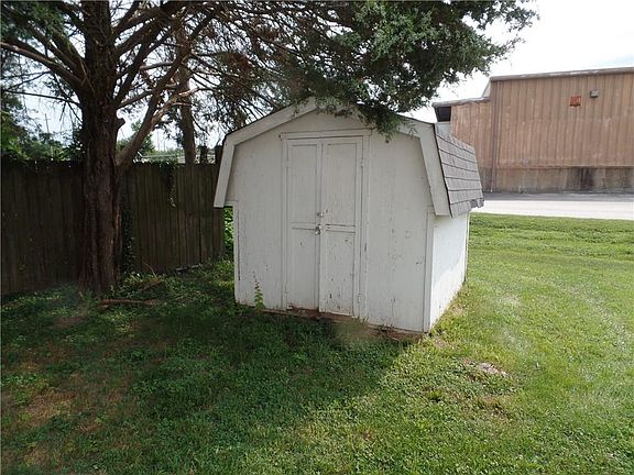 4th image of 910 Twin Circle Dr