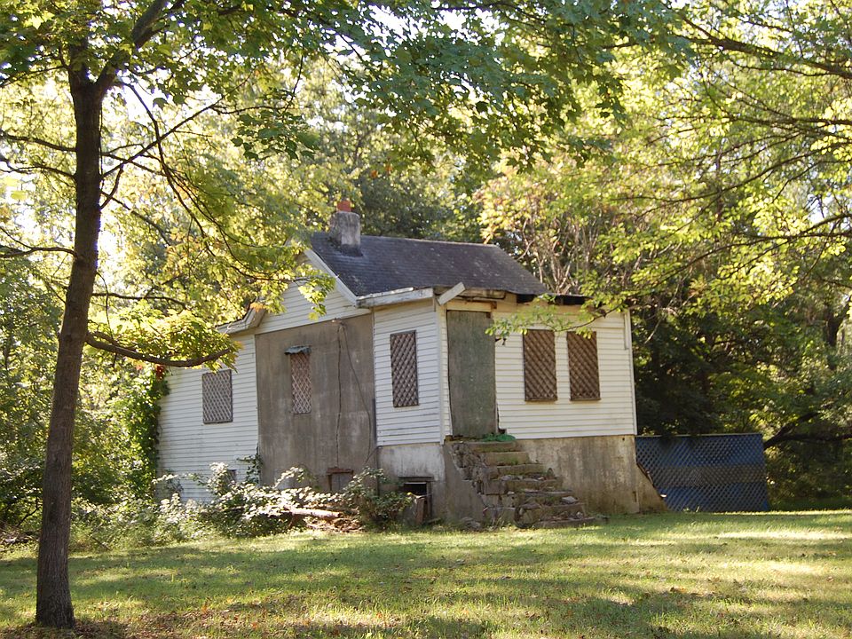 2nd image of 934 Anderson Rd