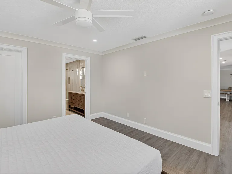 135 SE 28th Ct — Photo 28