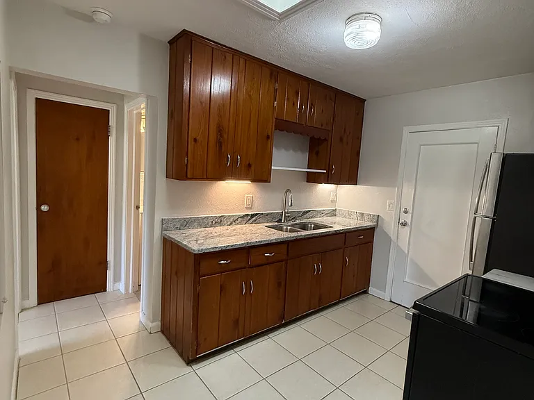 1355 Bradford Rd — Photo 7
