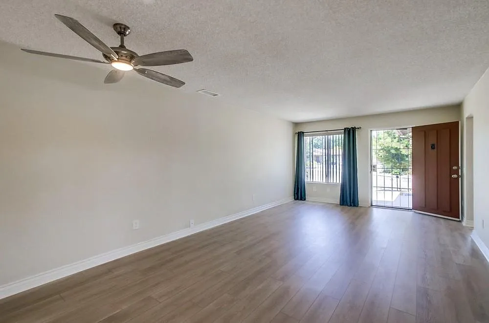 2 bed, 834 sqft, $2,700 — Photo 2