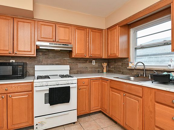 2nd image of 207 Manhattan Ave #2