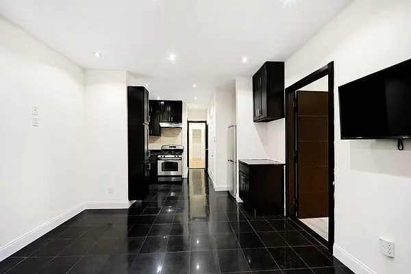 Rented by REZI | media 13