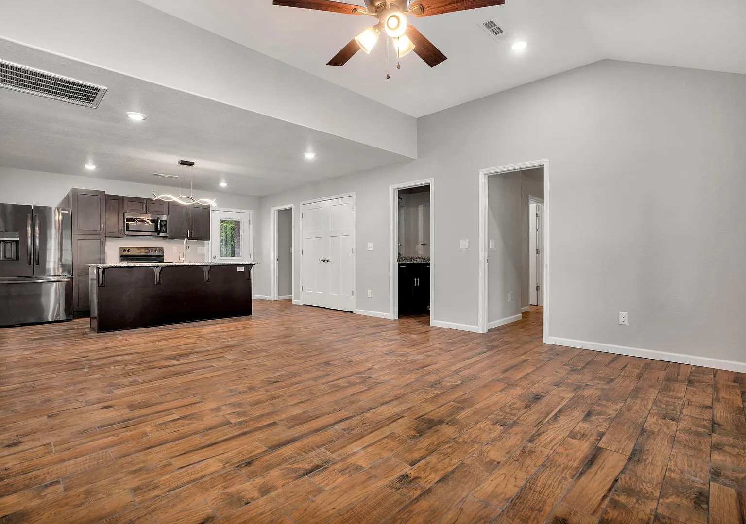 Like New 3-bedroom 2.5 bath Duplex in Gentry!! — Photo 4
