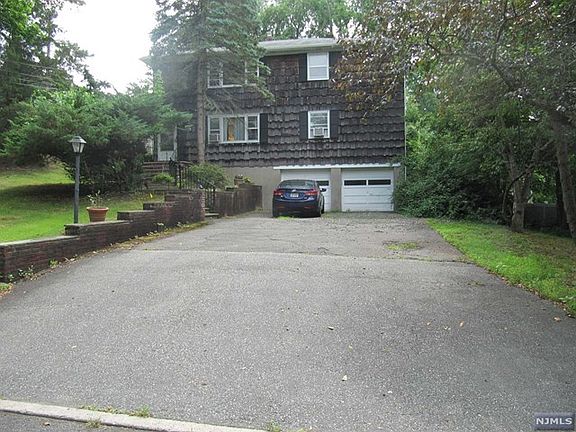 2nd image of 90 Bank St #2
