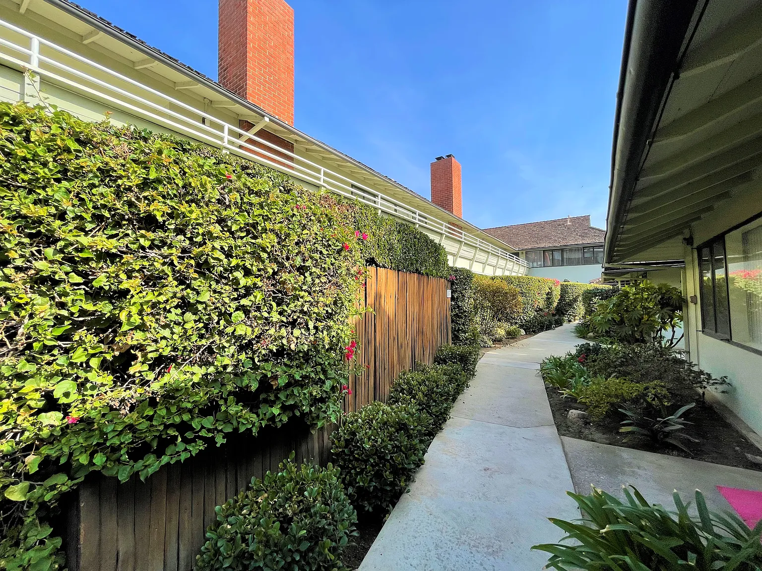 305 California Blvd — Photo 3