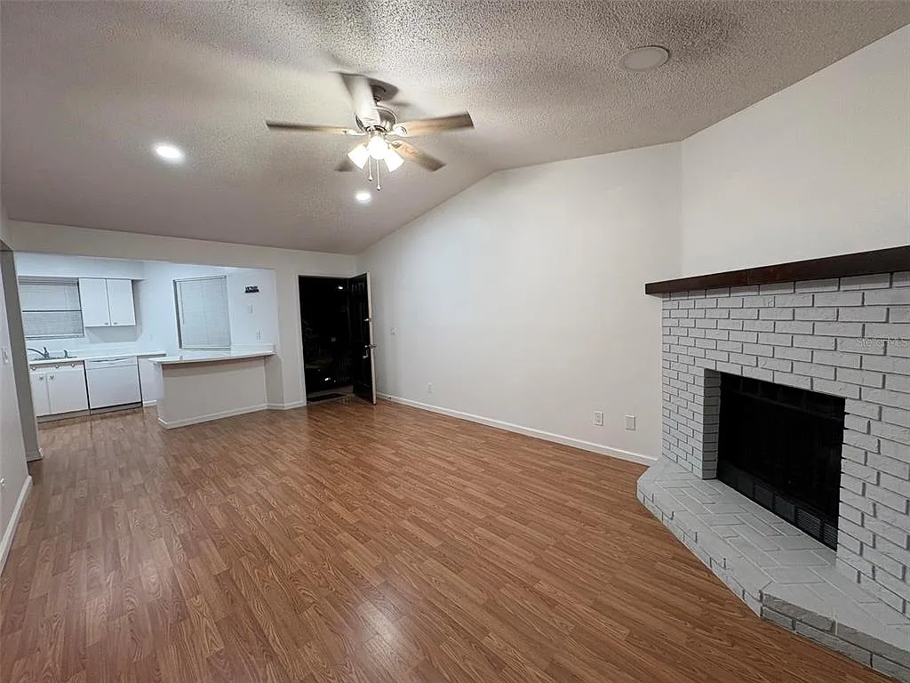 2 bed, 2.0 bath, 938 sqft, $1,550 — Photo 3