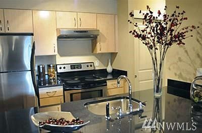5th image of 840 NE 125th St APT 301