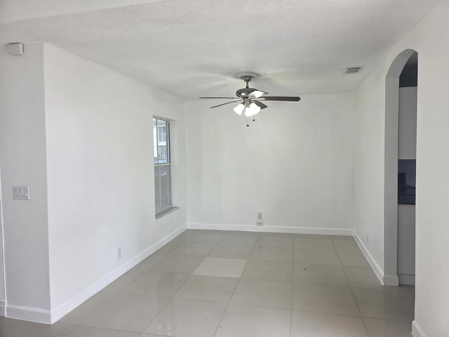 3 bed, 2.0 bath, 1328 sqft, $3,100 — Photo 4