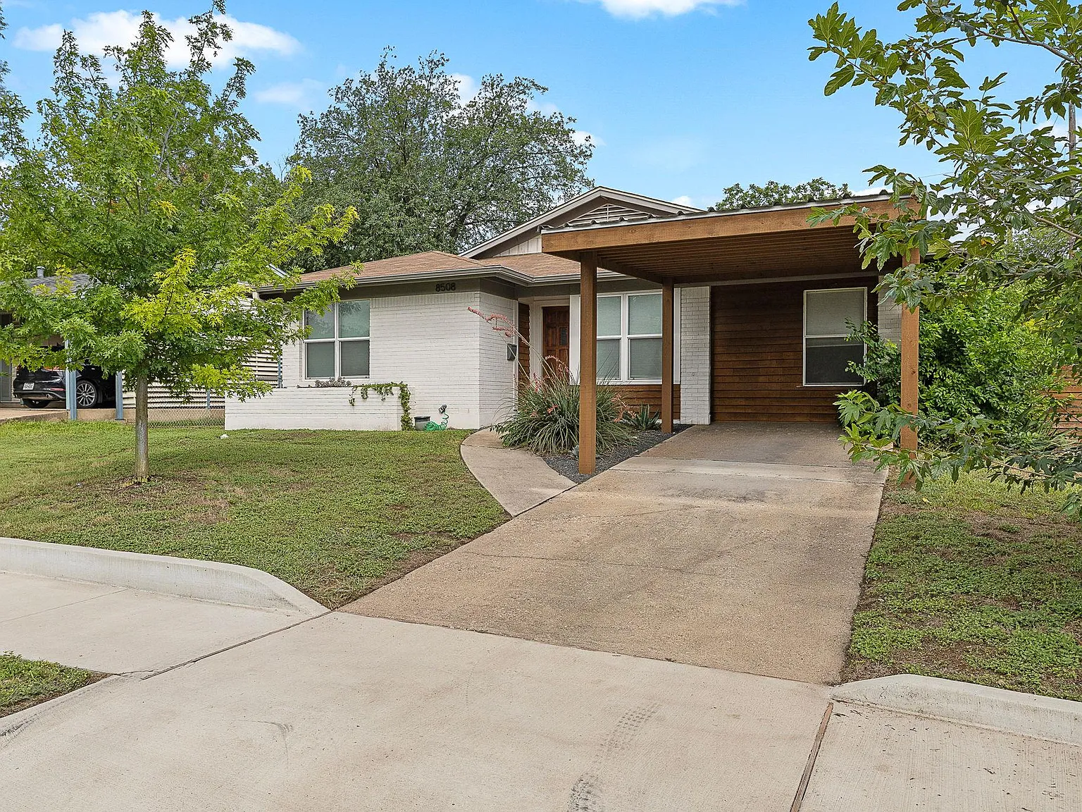 3 bed, 2.0 bath, 1216 sqft, $2,595 — Photo 1