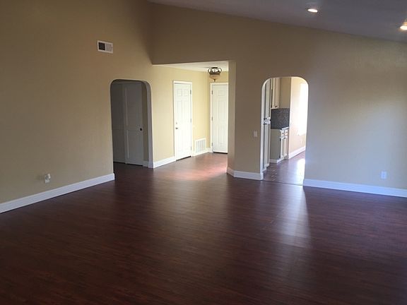 5th image of 1631 Pebblewood Dr