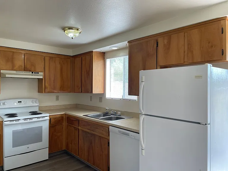 2024 NE Fairview Ave #A — Photo 8