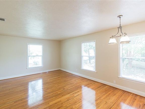 3rd image of 900 Edgefield Dr