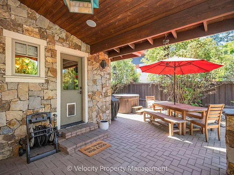1374 NW Kingston Ave — Photo 35