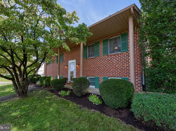 303 Broad St, Akron, PA 17501