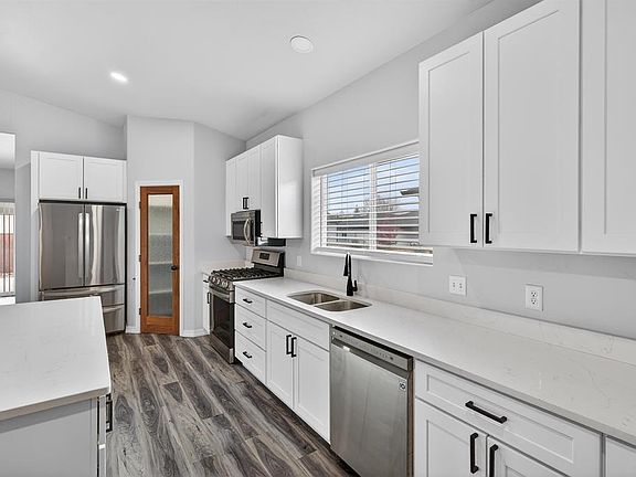 3rd image of 400 N Erin Street