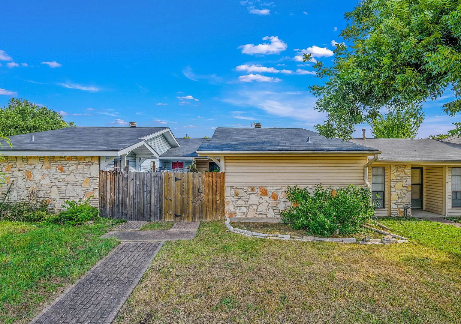 Adorably Updated 2/1 Townhome w/ Yard & Garage Available in April! — Photo 4