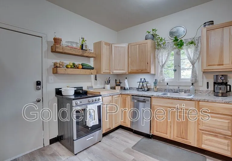 944 N 7th St — Photo 2