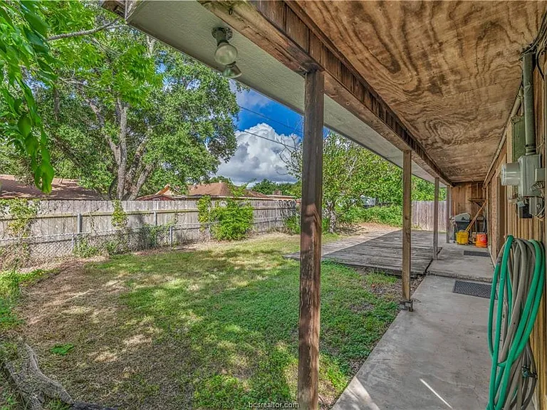 902 Holik Dr — Photo 16