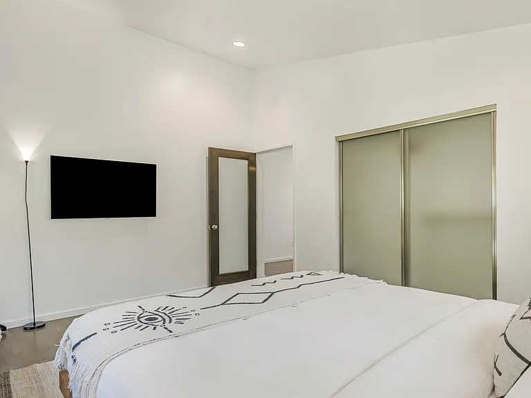 11345 Pacific View Dr — Photo 34