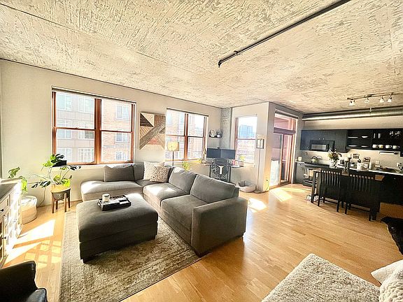 4th image of 411 NW Flanders St APT 608