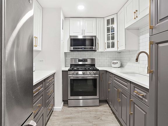 3rd image of 90 Gold St APT 6M