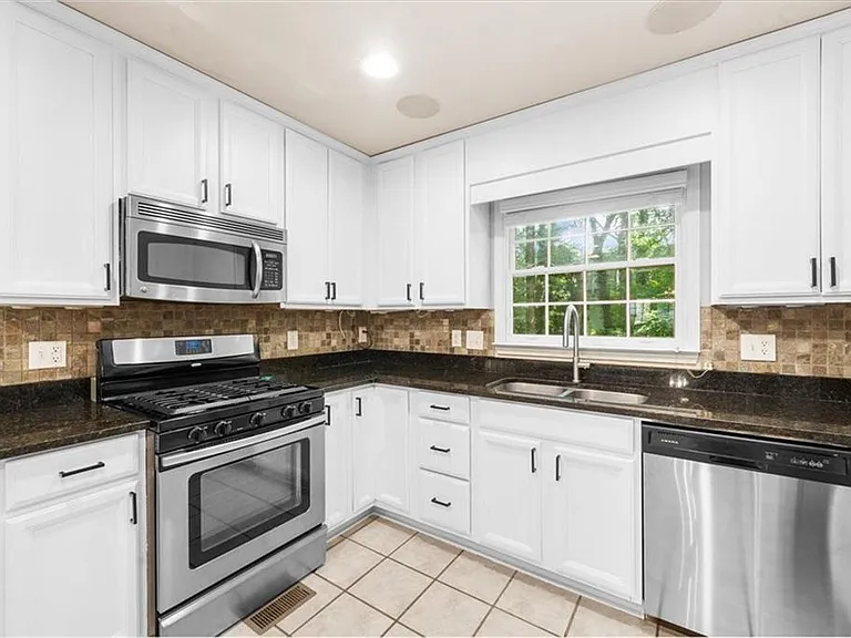 5667 Colton Dr — Photo 15