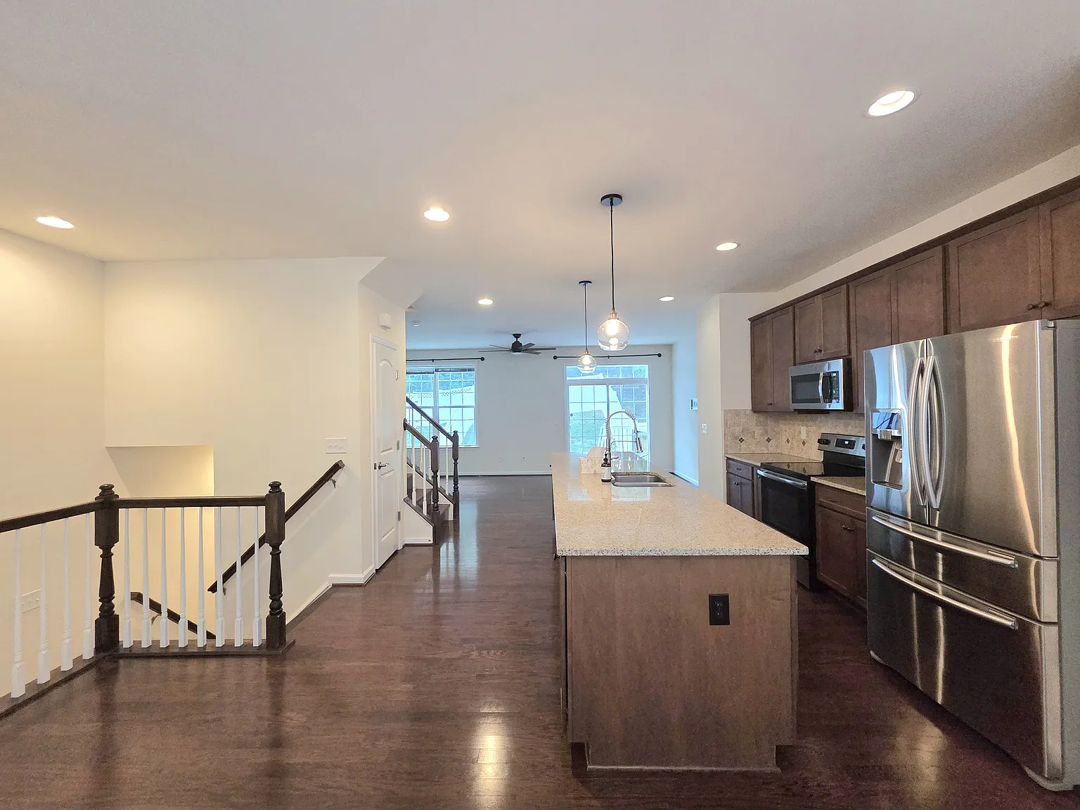 4 bed, 3.5 bath, 2482 sqft, $2,700 — Photo 4