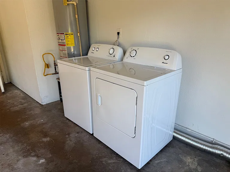 160 W Whitney St — Photo 17