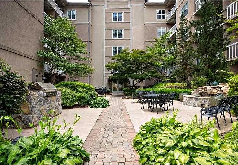 Courtyard with grill and seating area next to the A-building and is open to residents only.
