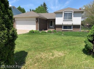 36856 Carriage Dr, Sterling Heights, MI 48310