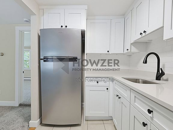 5th image of 1019 Main St APT E