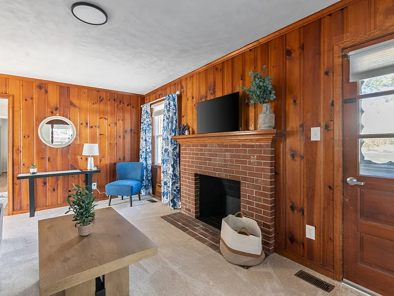 8702 Claymont Dr — Photo 32