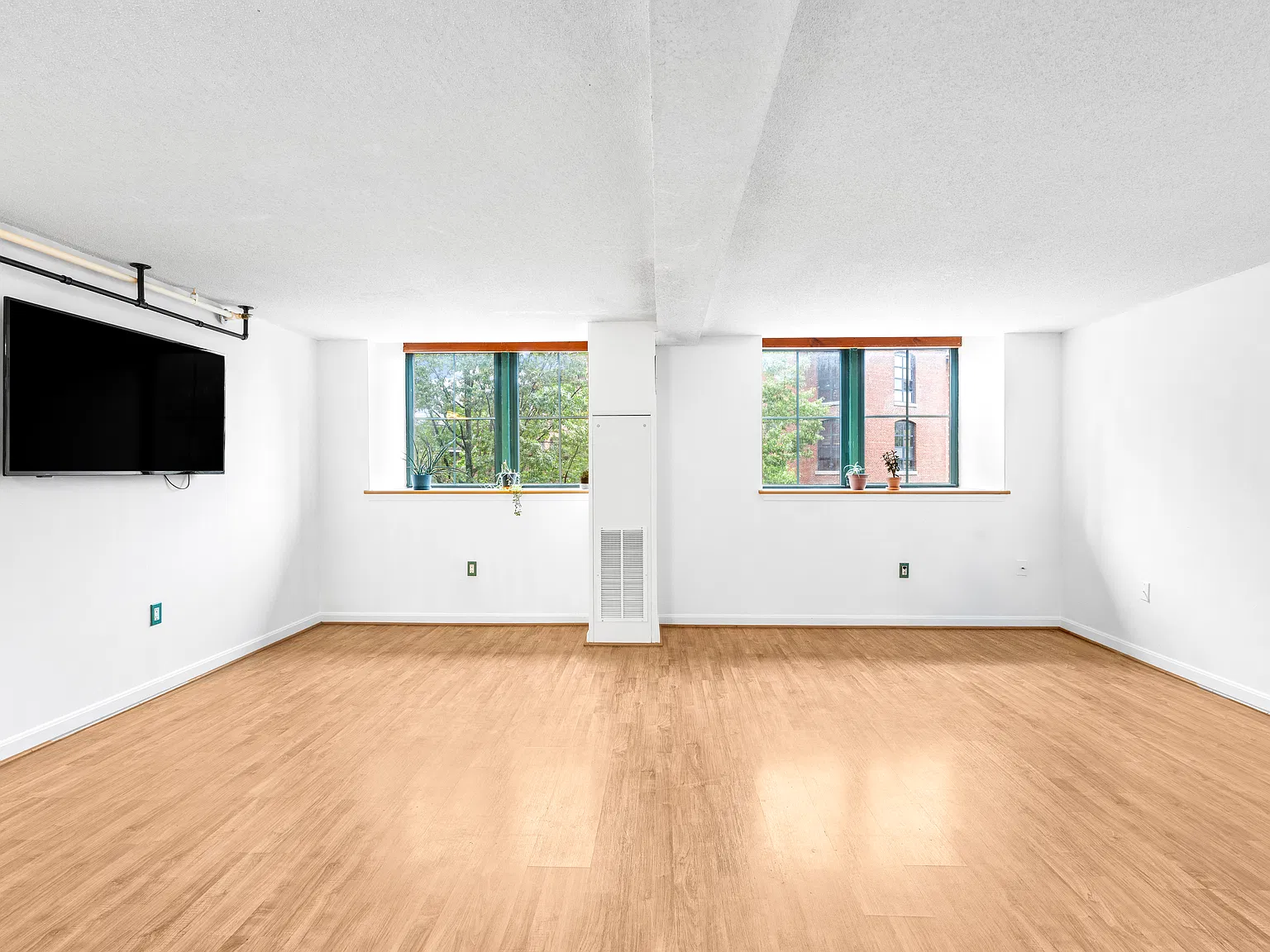 2 bed, 1.5 bath, 1462 sqft, $2,400 — Photo 2