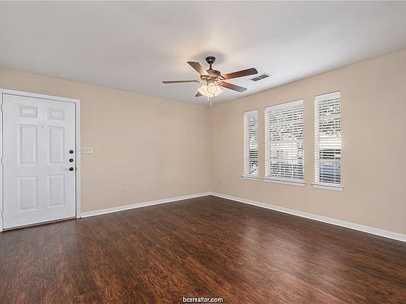 2nd image of 901 Balcones Dr APT 76