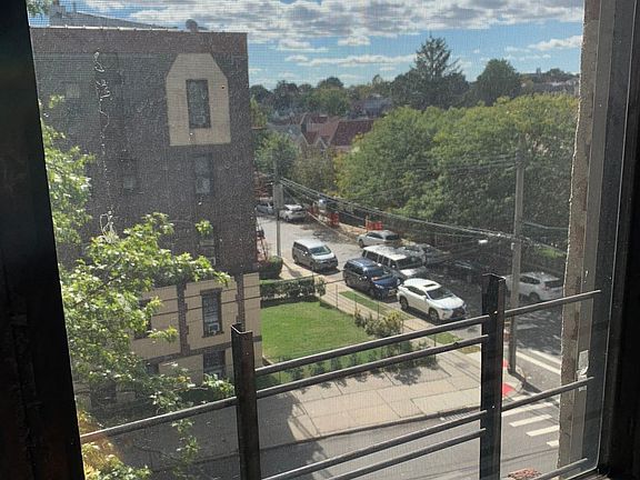 3rd image of 15803 Sanford Ave APT 3B