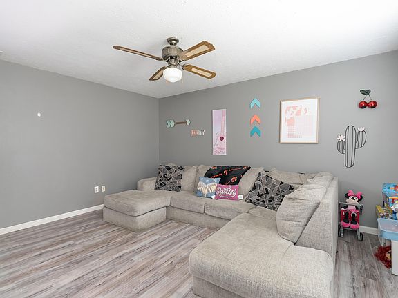 3rd image of 246 Ashwood Dr