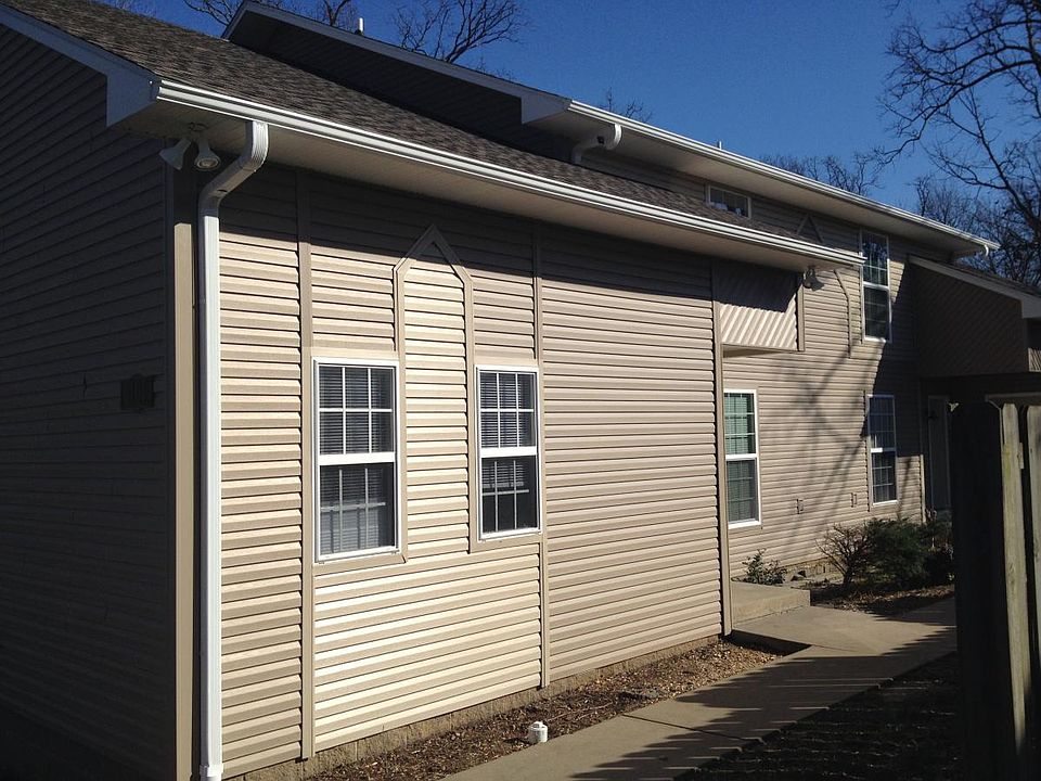 Quad-plex design with 4 townhomes at this location.
