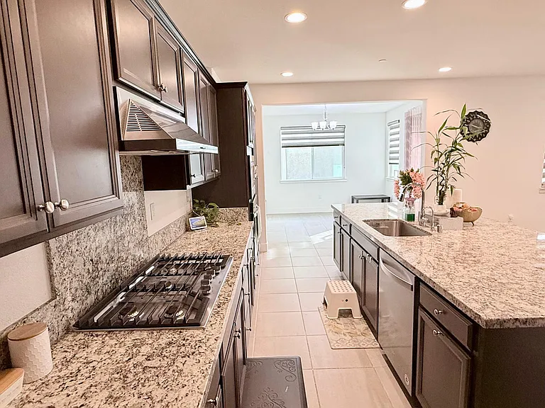 58 E Kamyar Pl — Photo 8