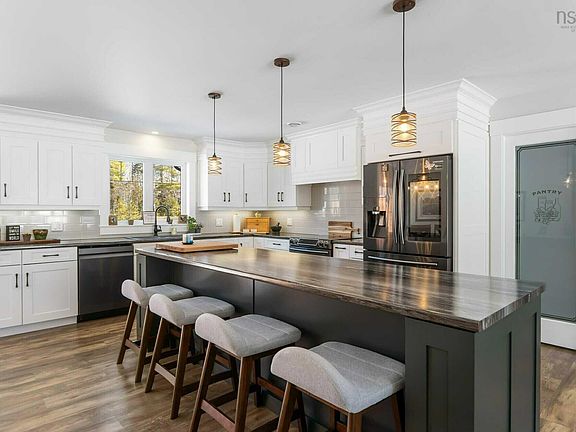 5th image of 472 Alexander Mackenzie Rd