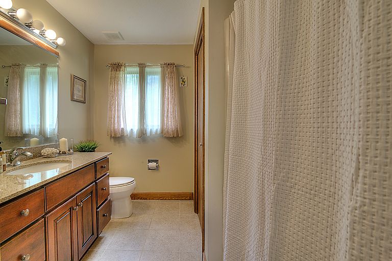 Fullbath off 1st floor bedrm