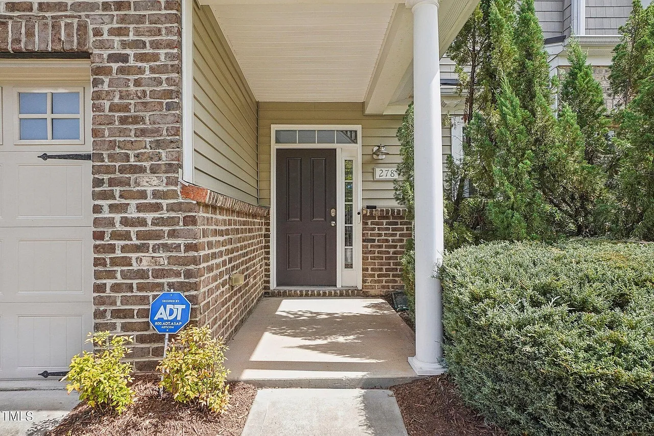 3 bed, 2.5 bath, 2238 sqft, $2,380 — Photo 2