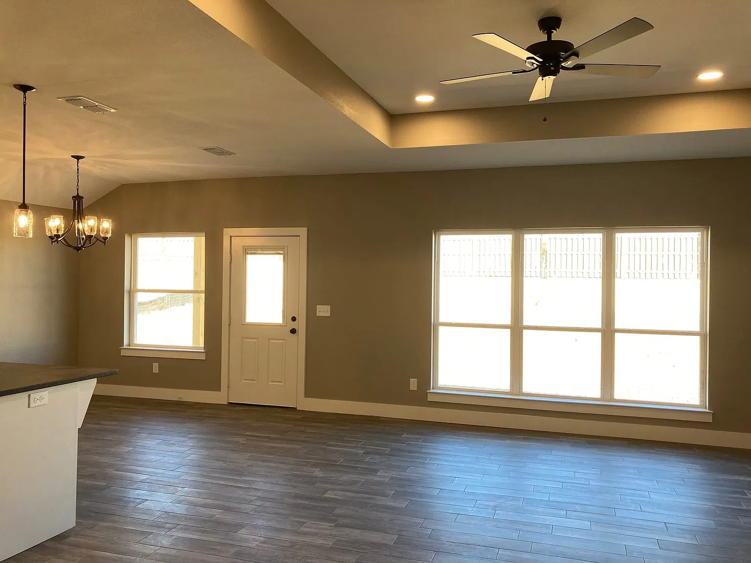 3 bed, 2.0 bath, 1550 sqft, $2,295 — Photo 4