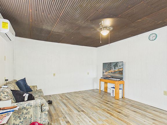 4th image of 243 Boland Dr