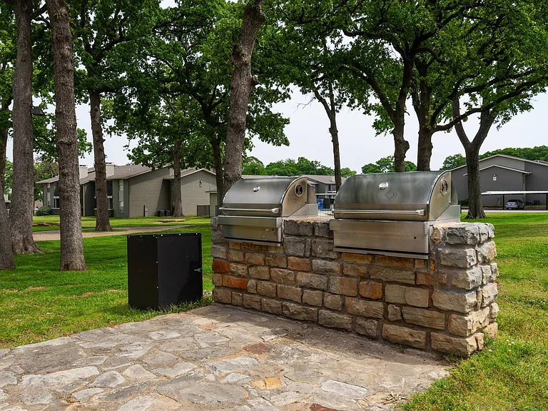 Outdoor Grilling Area at Oak Park Apartments