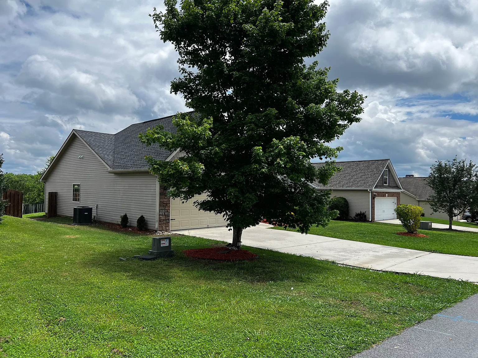 116 Oakwood Dr — Photo 2