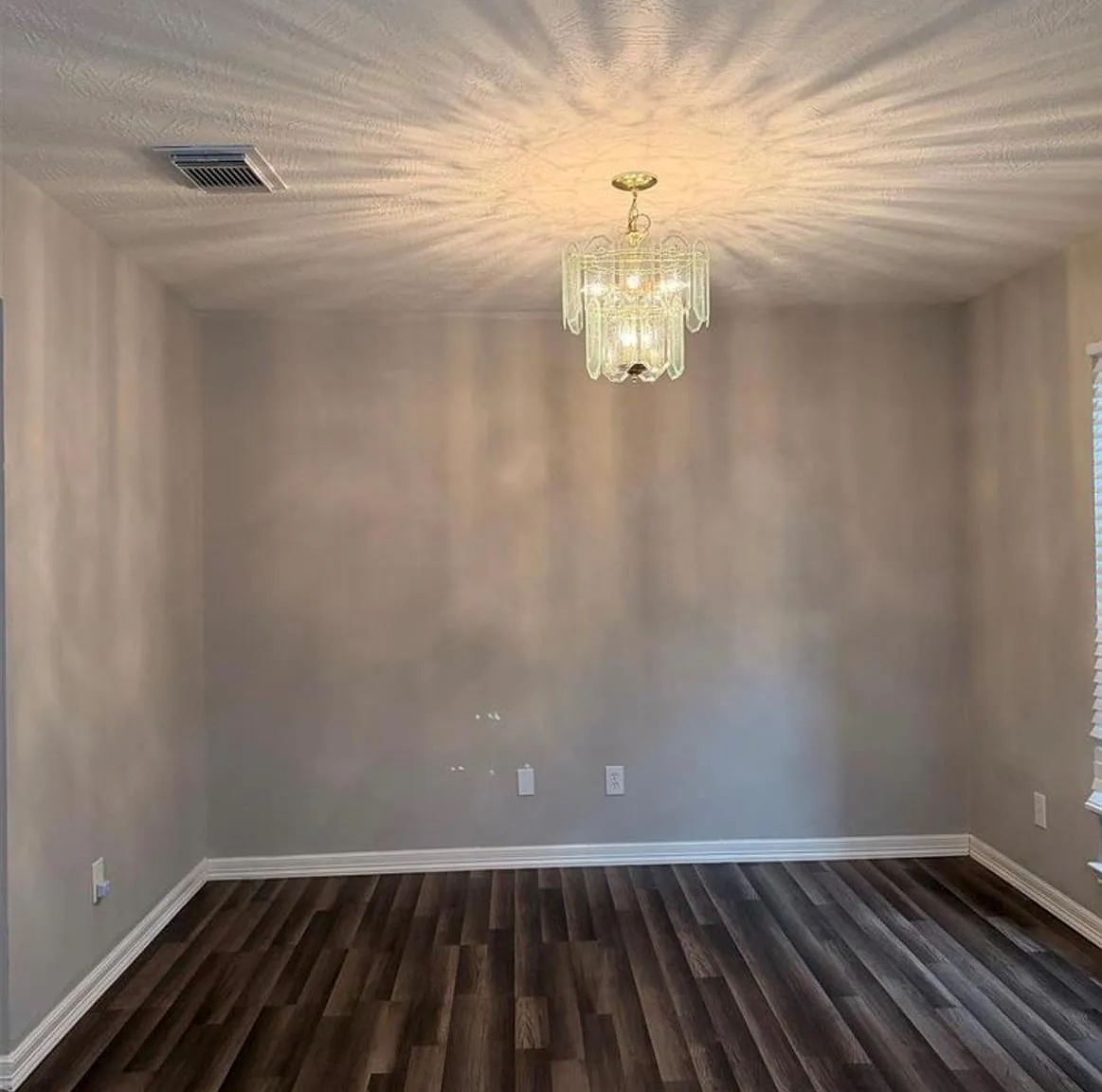 5 bed, 3.0 bath, 2594 sqft, $2,320 — Photo 3