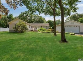 40 Midwood Ave, Nesconset, NY 11767