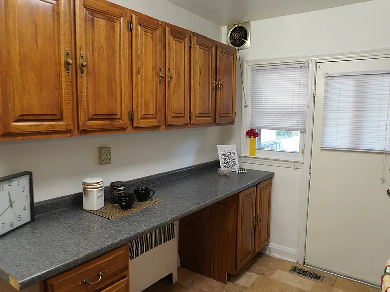 205 E Burke Ave — Photo 10